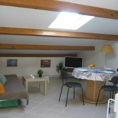 Apartment T 2 Avec Velux Sous Les Combes De 34 M2 *